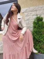 Naine poseerib HingeLille ehtega