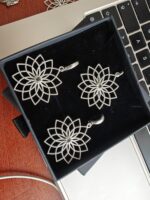 Karbis musta sameti peal 2 kõrvarõngast ja ripats, hingelill