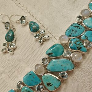 käekett koos kõrvarõngastega, türkiis, kuukivi ja helesinine topaas