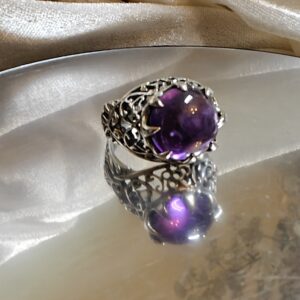 Lilla kiviga kõrgem filigraanse hõberõngaga kaunis kuningannalik sõrmus