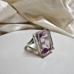 Lakooniline ja kaunis kandilise suure ametüstiga, mis on lihtsas ja elegantses hõberaamis