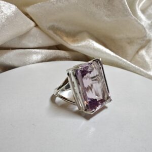 Lakooniline ja kaunis kandilise suure ametüstiga, mis on lihtsas ja elegantses hõberaamis