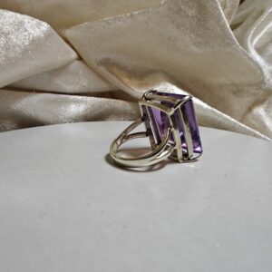 Lakooniline ja kaunis kandilise suure ametüstiga, mis on lihtsas ja elegantses hõberaamis