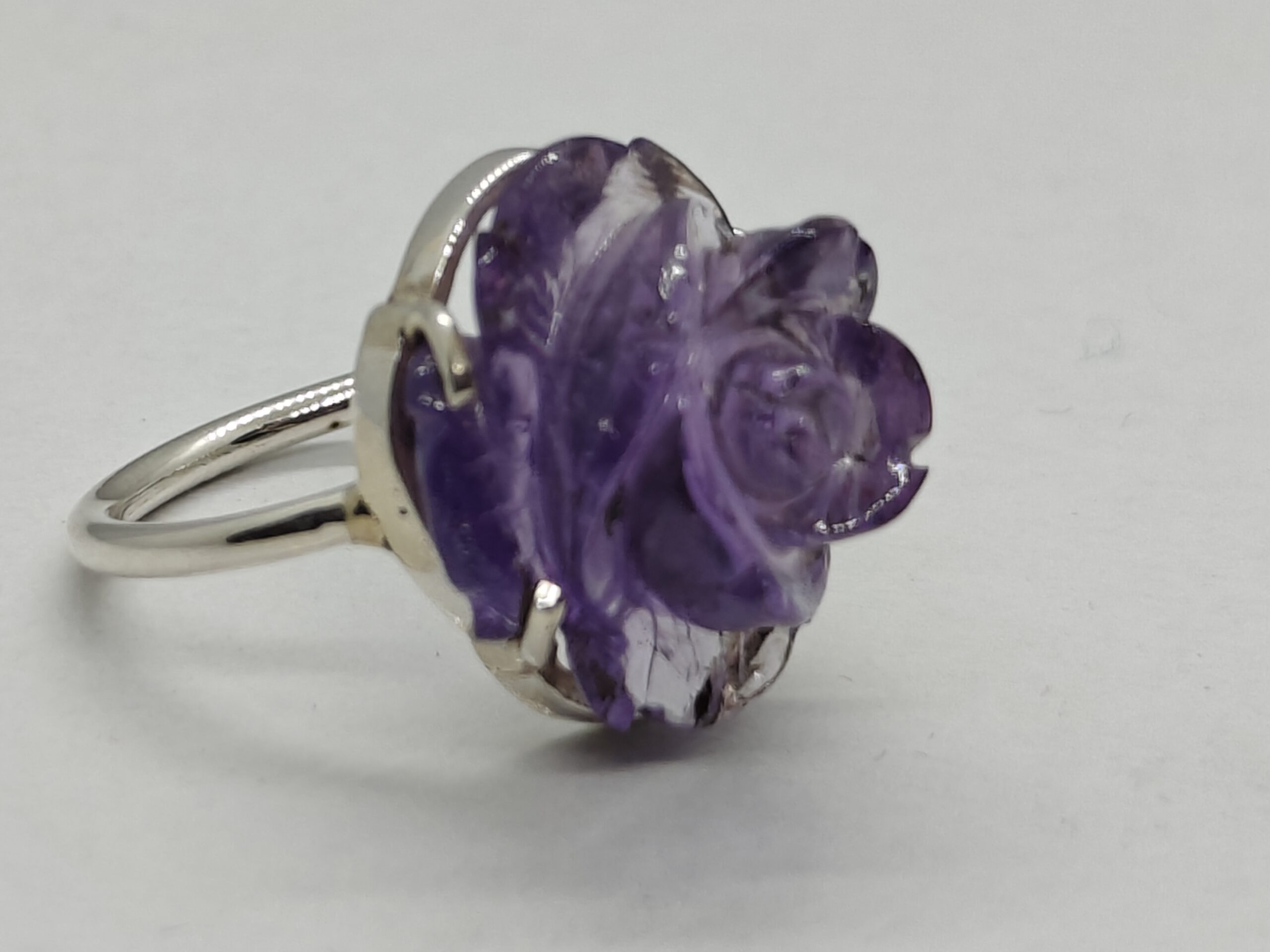 Käsitsi naturaalsest ametüstist nikerdatud roos hõbedas