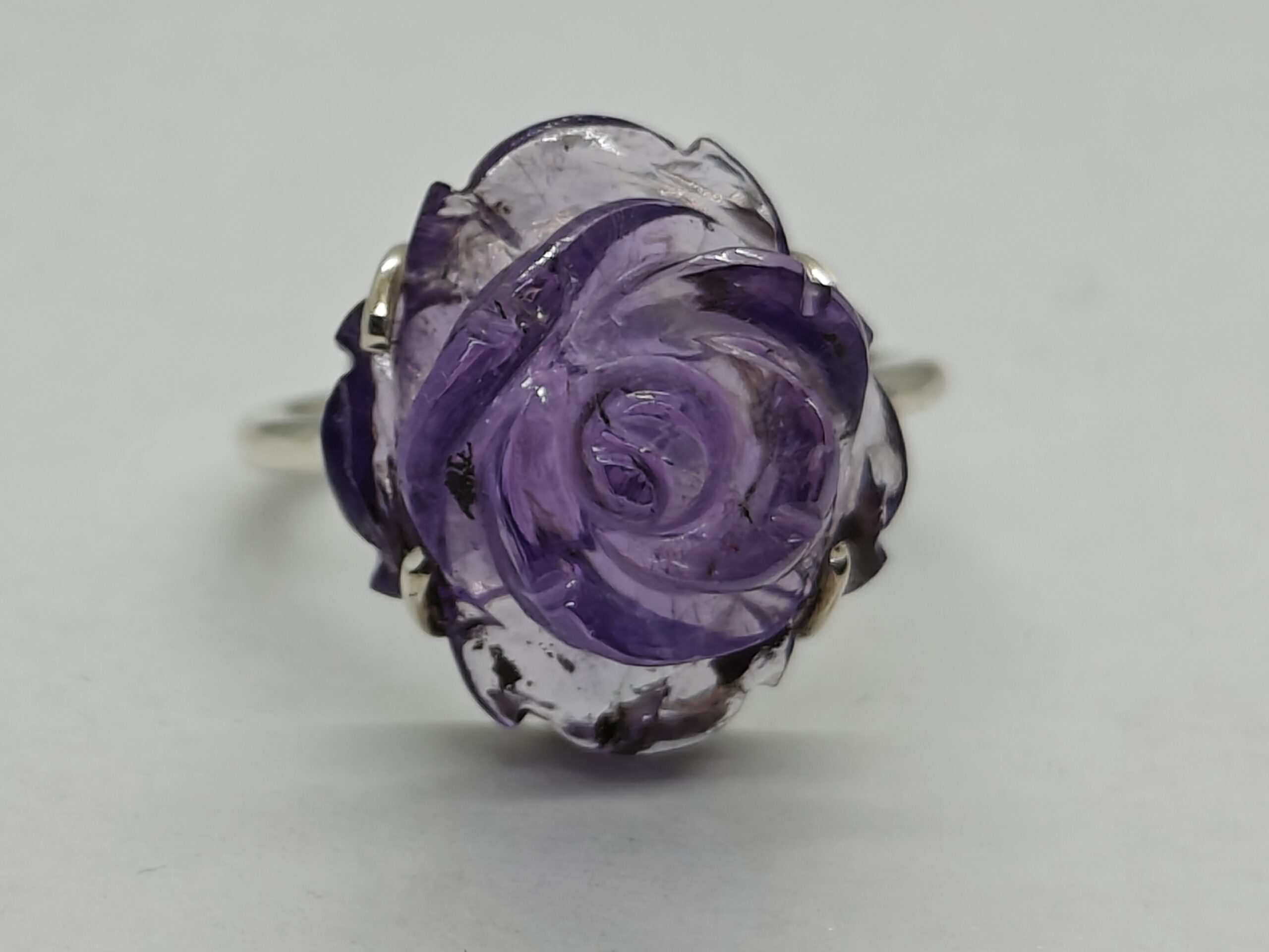 Sõrmus. Käsitsi nikerdatud naturaalsest lillast ametüstsist roos hõberõngal Fusionita