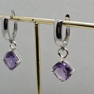 Hõbedast inglise lukuga kõrvarõngad. Luku küljas ripub ametüst romb, mis on ääristatud hõbedaga