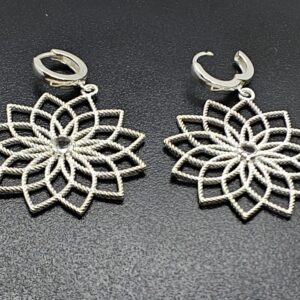 Unikaalsed eritellimusel valminud hõbedast kõrvarõngad sarjast Hingelill -12 lilleõiega, ümmargused, lille läbimõõt 3cm, ümmargune klõpsuga sulgetav lukk, lillesüdameks on mäekristall. Fusionita kollektsioon