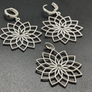 Kaks 12 lehelise HingeLille sümboliga hõbekõrvarõngast mäekristallist südamega ja üks ripats