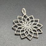 12 õielehega hõberipats Hingelill, millel on väikene mäekristallist süda