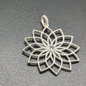 12 õielehega hõberipats Hingelill, millel on väikene mäekristallist süda