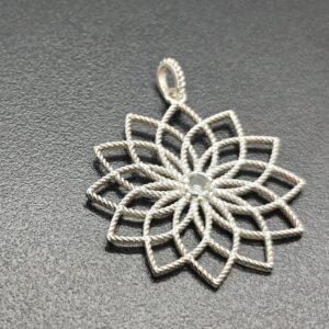 12 õielehega hõberipats Hingelill, millel on väikene mäekristallist süda