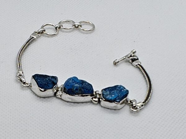 Apetiidiga hõbekäekett, kolme toorkiviga