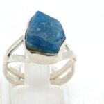 Elegantne apatiitsõrmus hõbedast raamis toorkiviga. Apetiit on mürksinine kaunis kivi