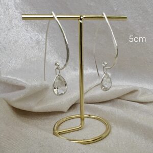 Alusel ripuvad pika hõbekonksu külhes mäekristallist tilgad