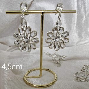 kaks rippuvat läbipaistvast mäekristallist lillekujulist kõrvarõngast