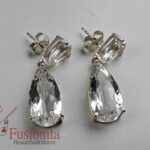 Kaks kõrvarõngast - väike kristall, mille küljes ripub suurem tilk - läbipaistev mäekristall.