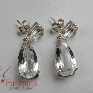 Mäekristallist kõrvarõngad Kaks kõrvarõngast - väike kristall, mille küljes ripub suurem tilk - läbipaistev mäekristall.