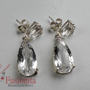 Kaks kõrvarõngast - väike kristall, mille küljes ripub suurem tilk - läbipaistev mäekristall.