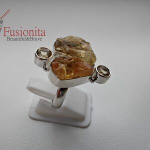 Alusel hõbesõrmus kahe suurema toortsitriini ja kahe lihvitud väiksema tsitriiniga