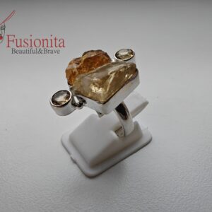 Alusel hõbesõrmus kahe suurema toortsitriini ja kahe lihvitud väiksema tsitriiniga