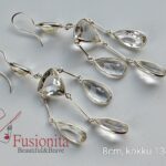 Konksuga kõrvarõngad ühe kristalli küljest ripub kolm pulka ja nende otsas tilgad