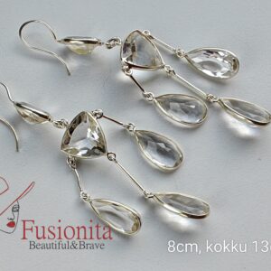 Kõrvarõngad kristalltilkadega Konksuga kõrvarõngad ühe kristalli küljest ripub kolm pulka ja nende otsas tilgad