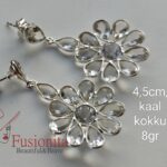 Hõbekõrvarõngad mäekristallist lilledega