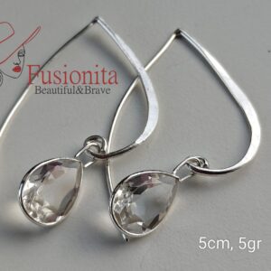 Pika konksu küljes mäekristallist tilk