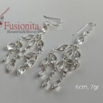 Mäekristallidega rippuvad kõrvarõngad