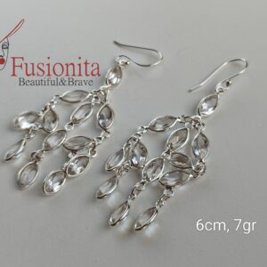 Mäekristallidega rippuvad kõrvarõngad