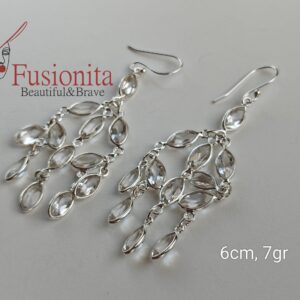 Mäekristallidega rippuvad kõrvarõngad