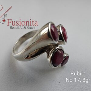 Nelja rubiiniga hõbesõrmus