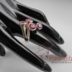 Roosakaspunaste nelja rubiiniga kauni disainiga hõbesõrmus