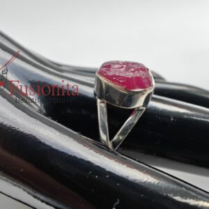 Mustal plastikkäel on kauni roosakaspinase toorrubiiniga hõbesõrmus