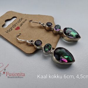 Müstilise topaasiga kolme kivikesega kõrvarõngad, kaks väikest ümara kujulist ja suurem tilgakujuline kristall hõbedas