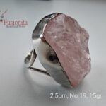 Suure mitmetahulise pooltöödeldud roosa kristalliga lihtne hõbesõrmus