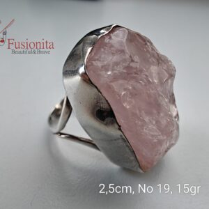 Suure mitmetahulise pooltöödeldud roosa kristalliga lihtne hõbesõrmus