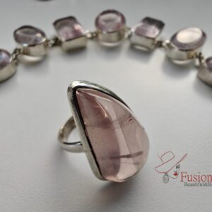 Roosa kvartsiga sõrmus ja taustal käekett