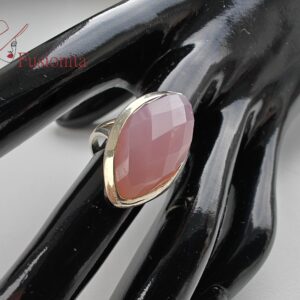 markiis roosa kvartsiga hõbesõrmus mustal plastikküel