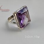 Lakooniline ja kaunis kandilise suure ametüstiga, mis on lihtsas ja elegantses hõberaamis