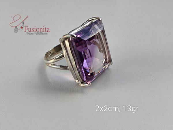 Lakooniline ja kaunis kandilise suure ametüstiga, mis on lihtsas ja elegantses hõberaamis