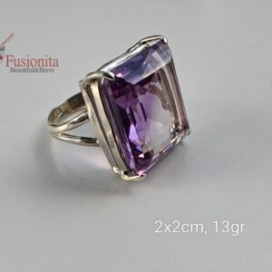 Lakooniline ja kaunis kandilise suure ametüstiga, mis on lihtsas ja elegantses hõberaamis