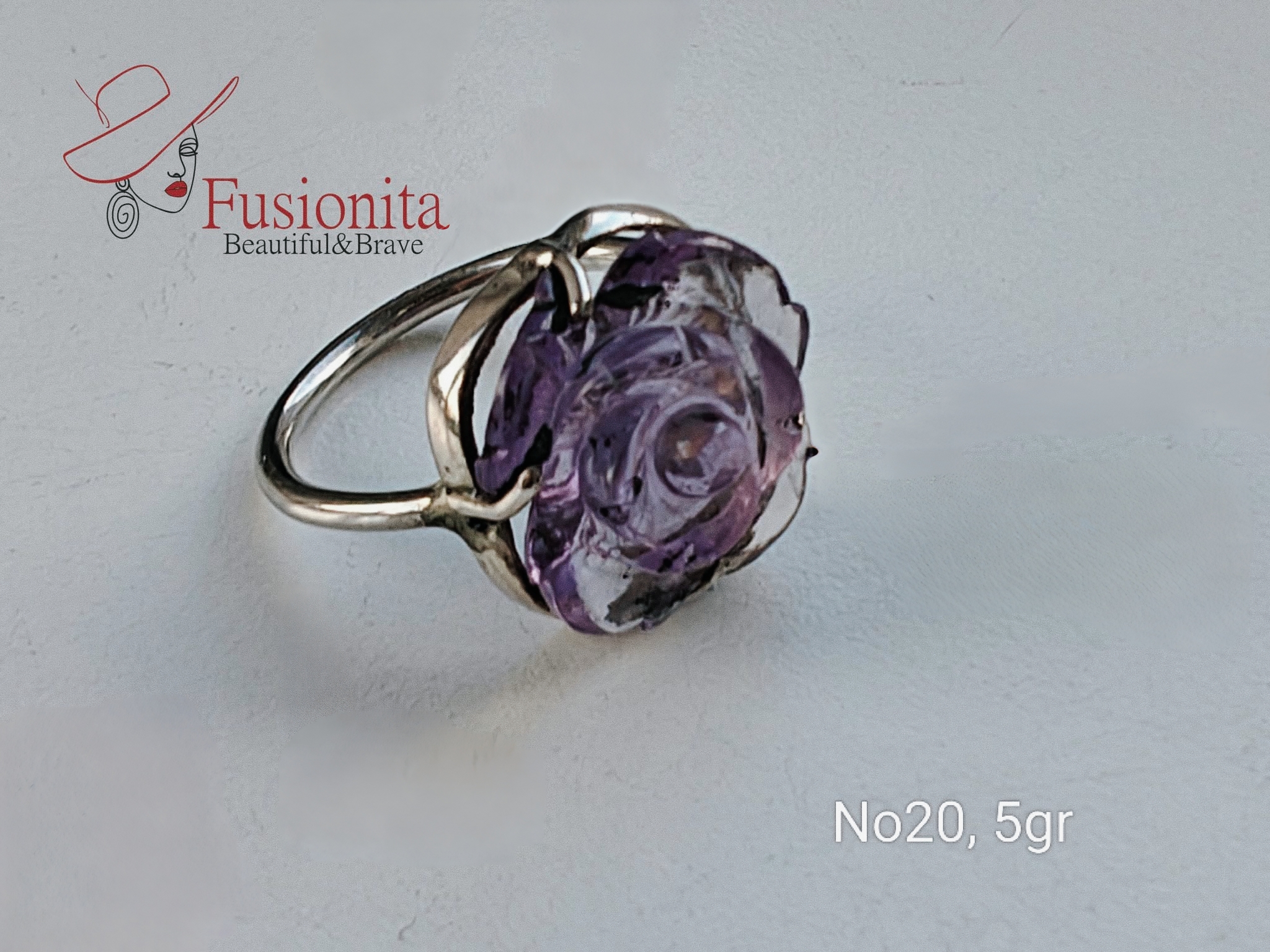 Sõrmus. Käsitsi nikerdatud naturaalsest lillast ametüstsist roos hõberõngal Fusionita